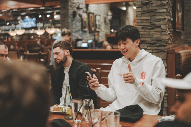 kaiyun-其乐融融！杨瀚森上周末做东 请混音队全队聚餐🍽️